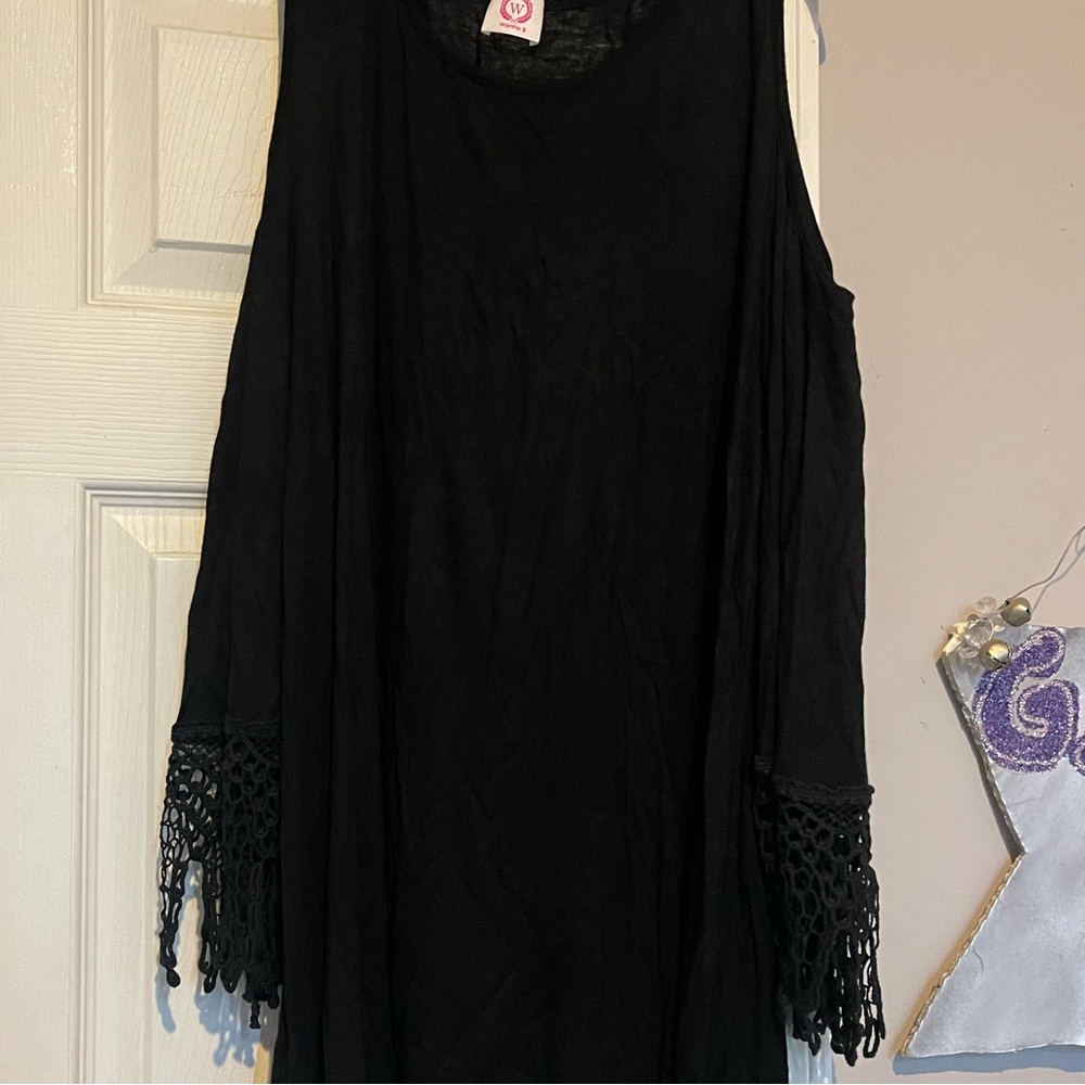 Beautiful cold shoulder with lace arms